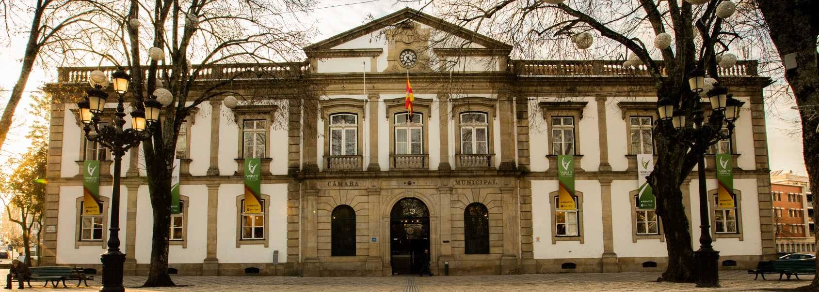 Edifícios detidos e ocupados por uma entidade pública e frequentemente visitada
